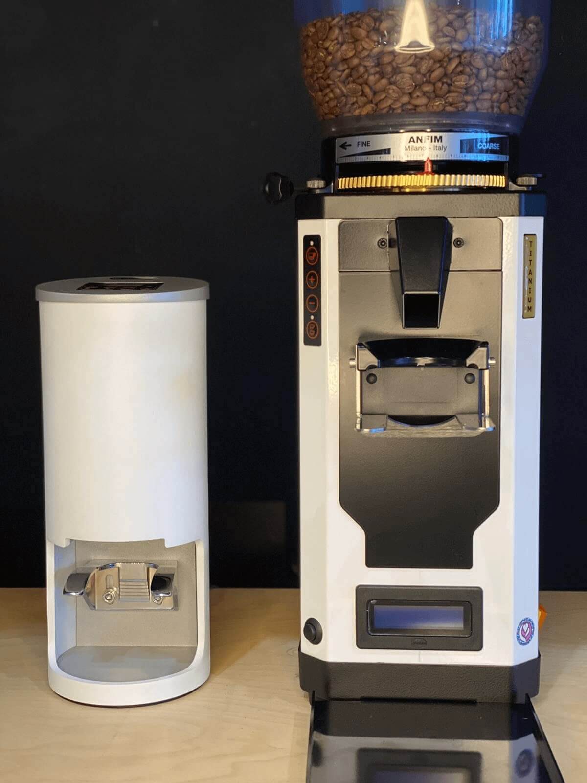 coffee grinder with automatic tamper